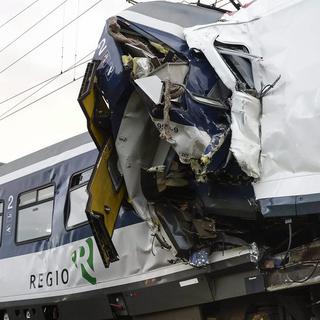 Le choc a été violent entre les deux trains régionaux [EPA/Laurent Gillieron]