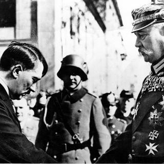 Paul von Hindenburg (à droite) est, sous la République de Weimar, élu Président lors de l'élection d'avril 1925. Réélu sept ans plus tard, lors du scrutin présidentiel de 1932, il nomma Adolf Hitler (à gauche) à la fonction de chancelier, en 1933. [Berliner Verlag/Archiv/ DPA-ZENTRALBILD / AFP]