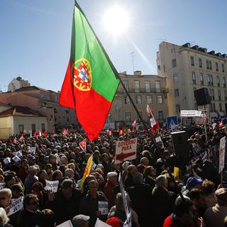 La foule rassemblée devant le Parlement portugais. [EPA/JOSE SENA GOULAO]