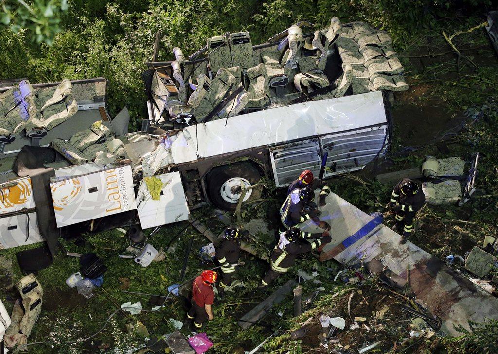 Le bus a été gravement endommagé en chutant d'une trentaine de mètres. [AP Photo/Gregorio Borgia]