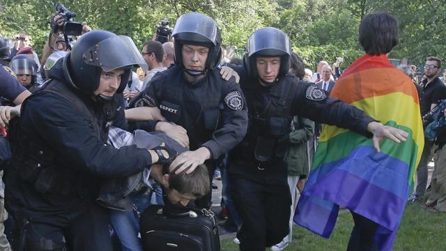 La première gay pride en Ukraine a donné lieu à des accrochages entre les militants des droits homosexuels, la police, et les opposants. [Efrem Lukatsky]