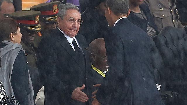 Le président cubain Raul Castro et son homologue américain Barack Obama ont échangé une poignée de main lors des funérailles de Nelson Mandela. [AP]