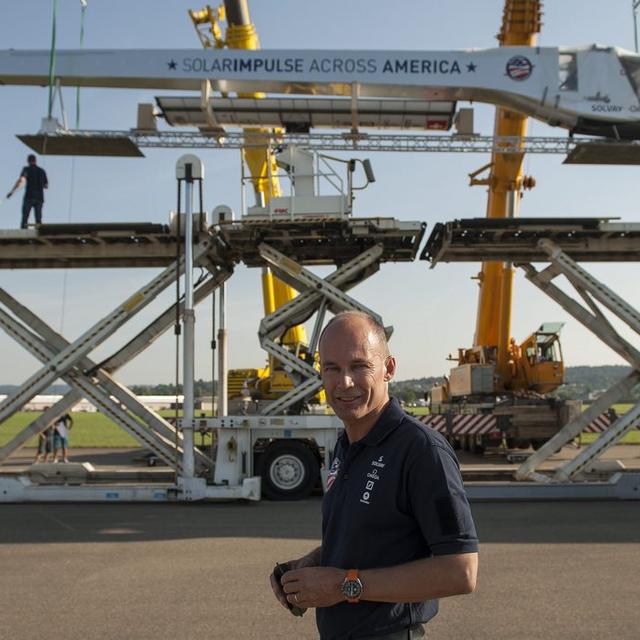 Lundi 5 août: l'avion solaire Solar Impulse de Bertrand Piccard a été ramené en Suisse, à l'aérodrome de Dübendorf, après son périple aux Etats-Unis. [Gian Ehrenzeller]