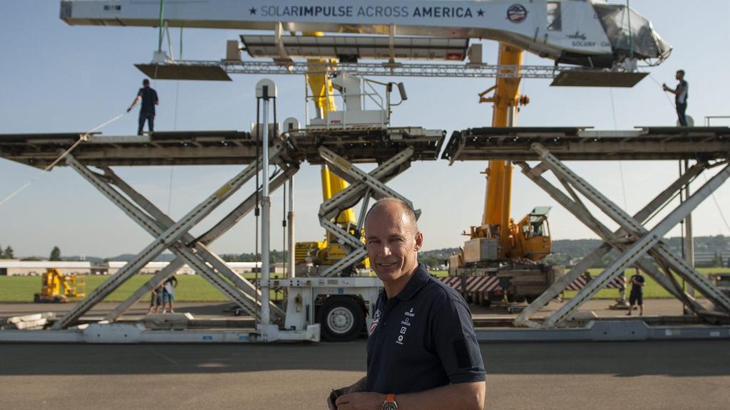 Lundi 5 août: l'avion solaire Solar Impulse de Bertrand Piccard a été ramené en Suisse, à l'aérodrome de Dübendorf, après son périple aux Etats-Unis. [Gian Ehrenzeller]