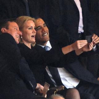 La photo de Barack Obama, prise  lors de l'hommage à Nelson Mandela, qui agite les réseaux sociaux. [Roberto Schmidt]