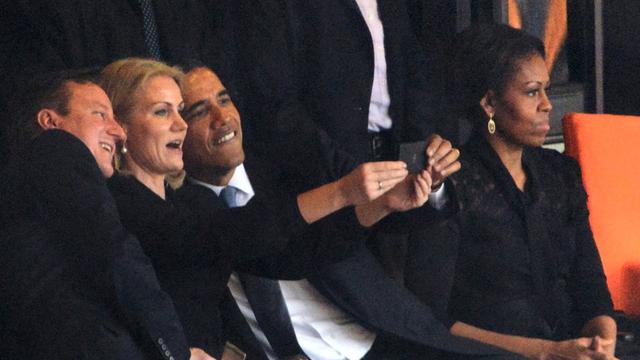 La photo de Barack Obama, prise  lors de l'hommage à Nelson Mandela, qui agite les réseaux sociaux. [Roberto Schmidt]