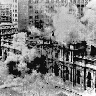 Le bombardement du Palais de la Moneda, le 11 septembre 1973, au début du coup d'Etat d'Augusto Pinochet au Chili.