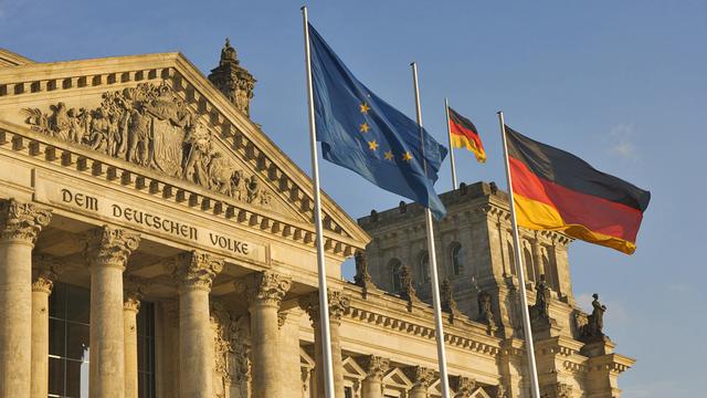 Les drapeaux européen et allemands flottent devant le palais du Reichstag qui abrite l'assemblée parlementaire allemande à Berlin.