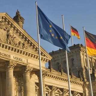 Les drapeaux européen et allemands flottent devant le palais du Reichstag qui abrite l'assemblée parlementaire allemande à Berlin.