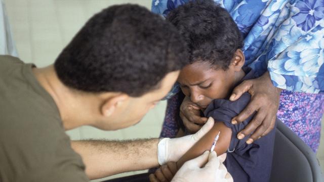 Campagne de vaccination en Afrique [PV2 Andrew W. McGalliard]