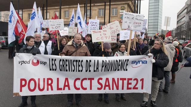 Les manifestants se sont rassemblés devant la gare de Neuchâtel samedi avant de défiler en cortège. [Sandro Campardo]
