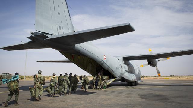 Des soldats maliens embarquant sur un avion militaire français à Goa.