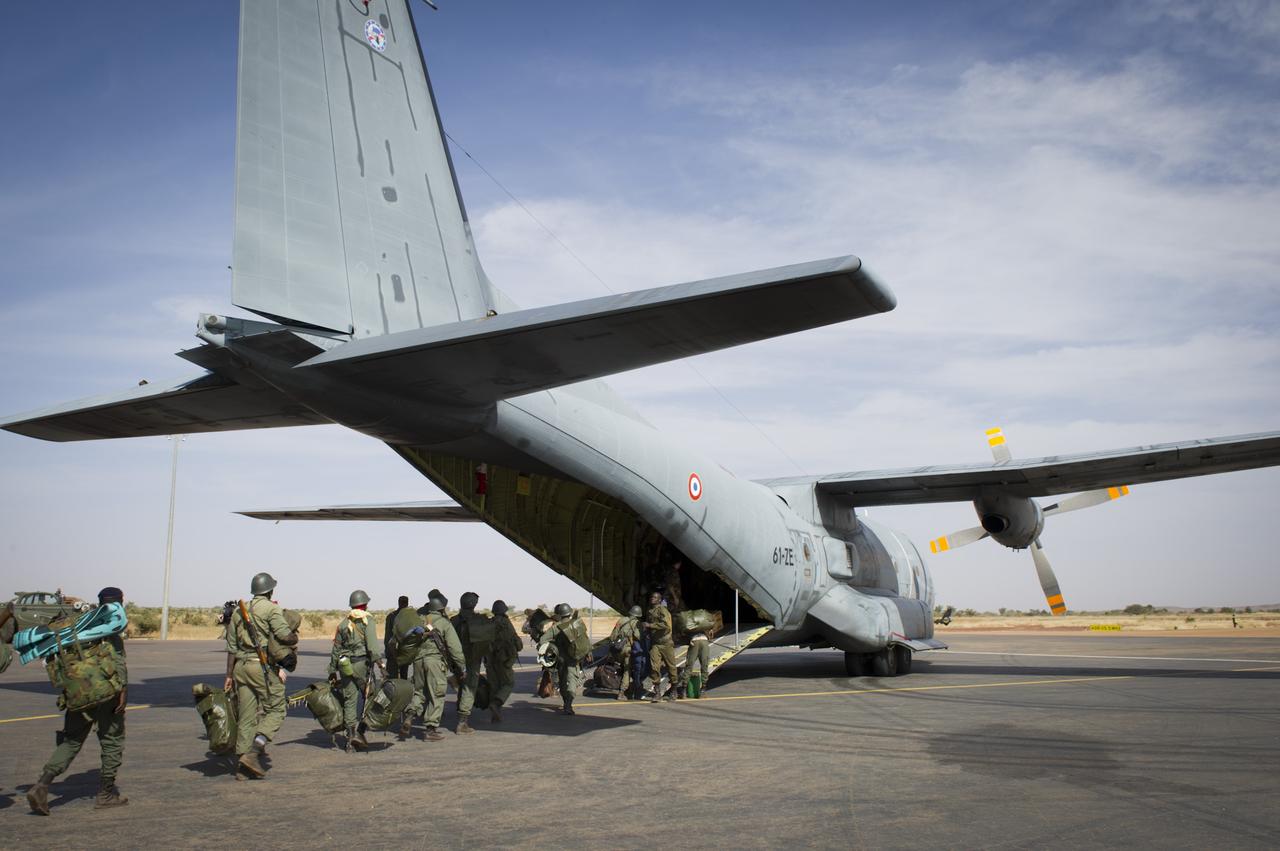 Des soldats maliens embarquant sur un avion militaire français à Goa.