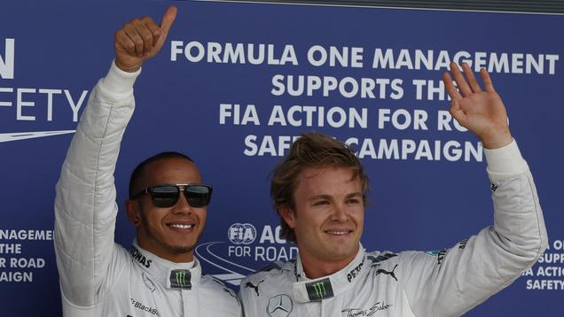 Hamilton (à gauche) et Rosberg auront-ils toujours le sourire dimanche après la course? [KEYSTONE - Lefteris Pitarakis]