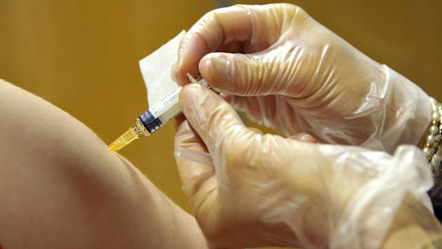 L'Office fédéral de la santé publique veut faire progresser le taux de vaccination, très mauvais en Suisse. [Laurent Gilliéron]