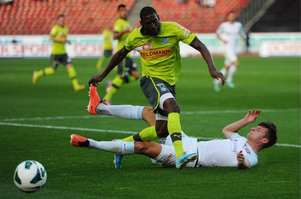 La Sauterelle Ngamukol enjambe le Zurichois Djimisti. Grasshopper est en finale. [STEFFEN SCHMIDT]