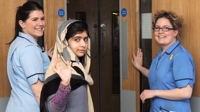 Malala est sortie jeudi du Queen Elizabeth Hospital en Angleterre "pour poursuivre sa rééducation au domicile provisoire de sa famille", a indiqué dans un communiqué l'établissement, où la jeune fille avait été admise le 15 octobre 2012. [UNIVERSITY HOSPITALS BIRMINGHAM]