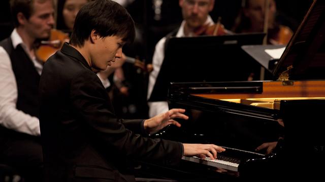 Le pianiste Louis Schwizgebel accompagné du Verbier Festival Orchestra le dimanche 21 juillet 2013 à la Salle des Combins. [Verbier Festival - Aline Paley]