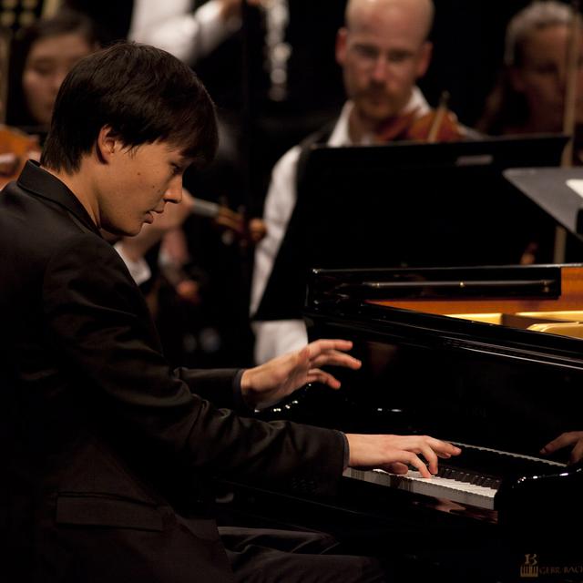 Le pianiste Louis Schwizgebel accompagné du Verbier Festival Orchestra le dimanche 21 juillet 2013 à la Salle des Combins. [Verbier Festival - Aline Paley]