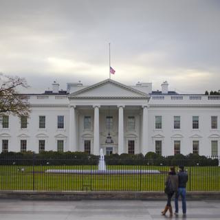 Un drapeau de la Maison Blanche à Washington est descendu en hommage à JFK. [AP Photo/Pablo Martinez Monsivais]