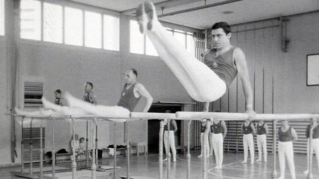Entraînement des gymnastes pour la Fête fédérale de gymnastique de 1967. [RTS]