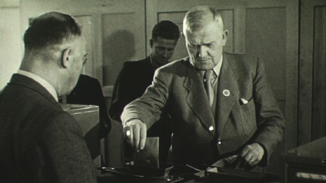 Le conseiller fédéral Walther Stampfli, le "Père de l'AVS", 1947 [RTS]