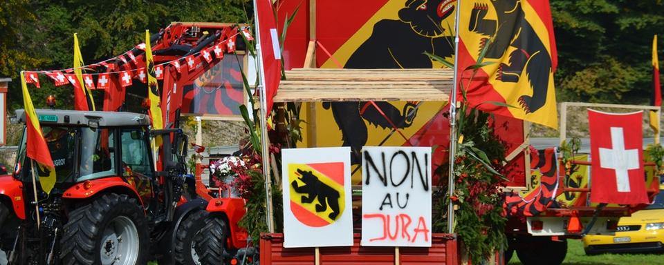 Tracteurs et pancartes au col de Pierre-Pertuis le 29 septembre. [Gaël Klein]