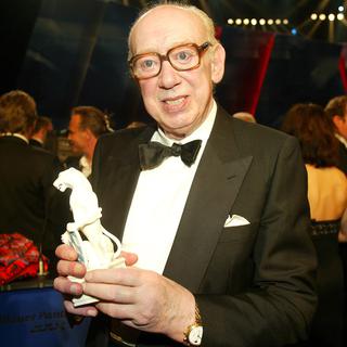 L'acteur Horst Tappert, qui incarnait l'inspecteur Derrick, tenant le prix du film bavarois, en 2003. [AFP - Johannes Simon.]