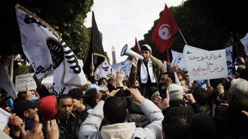Des milliers de supporteurs du parti islamiste au pouvoir Ennahda ont défilé samedi sur l'avenue Habib Bourguiba de Tunis. [GIANLUIGI GUERCIA]