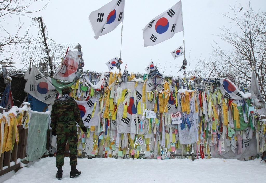 La frontière entre les deux Corées le 1er janvier 2013. [AP - Ahn Young-joon]