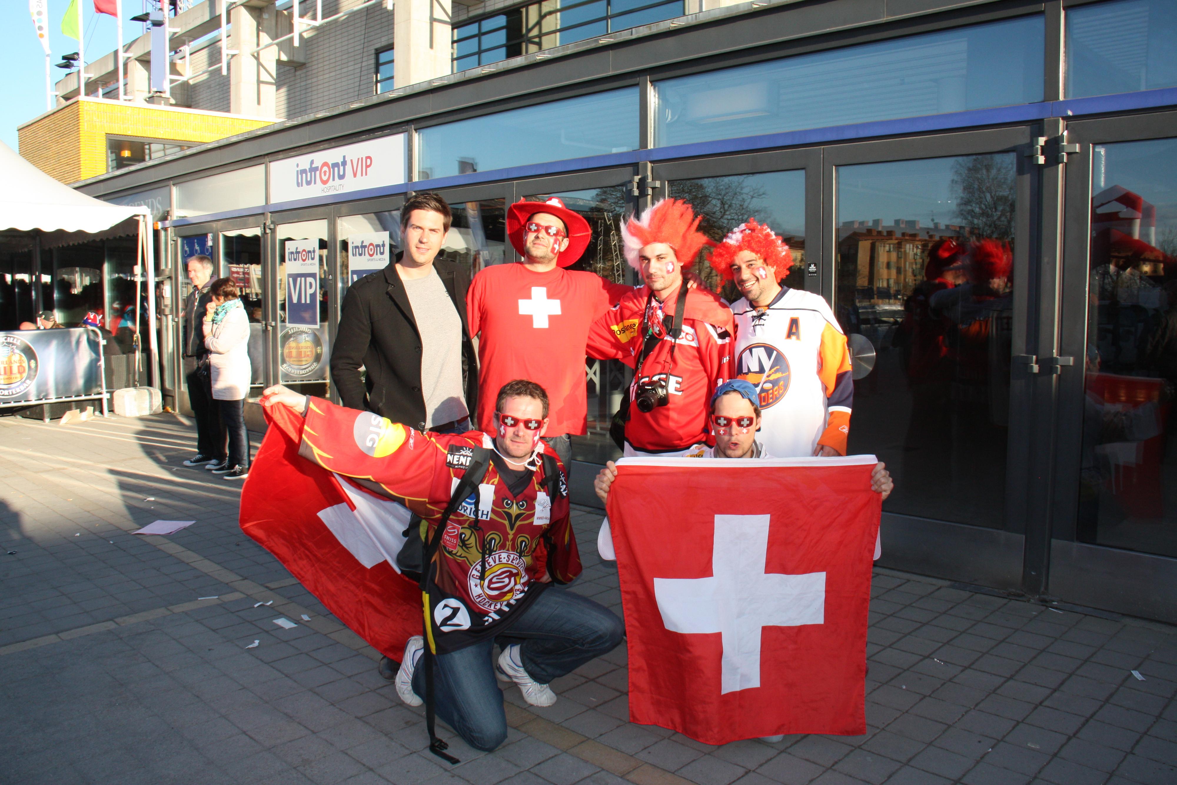 Gionata (en bas à droite) et ses amis après le match Suisse-Canada.