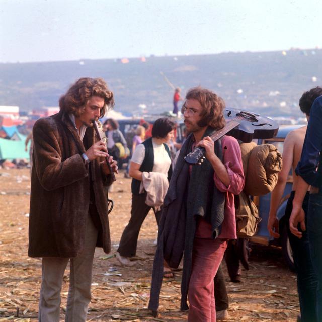 Deux jeunes issus du mouvement hippies. [leemage / AFP]