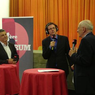 Josef Zisyadis et Pascal Couchepin débattant de l'élection du Conseil fédéral par le peuple, avec Philippe Revaz entre ses deux invités. [RTS. - Amélie Nappey-Barrail.]