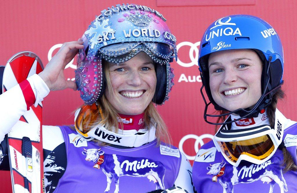 La grande soeur (à gauche) et sa cadette prennent la pose, tout sourire. [KEYSTONE - Christophe Karaba]