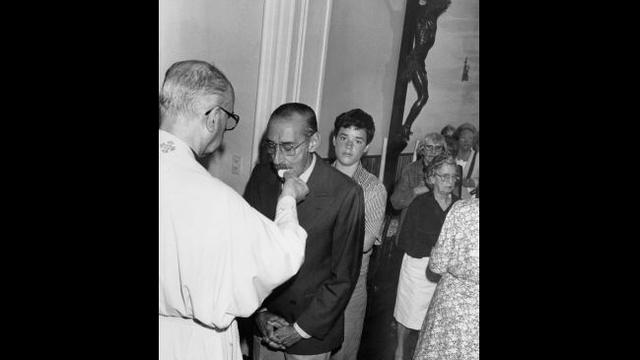 Montrant un religieux de dos donnant l'hostie à Jorge Videla, cette photo a rapidement été partagée sur Twitter. La photo ne montre pas le nouveau pape mais le prélat et philosophe argentin Octavio Nicolas Derisi.