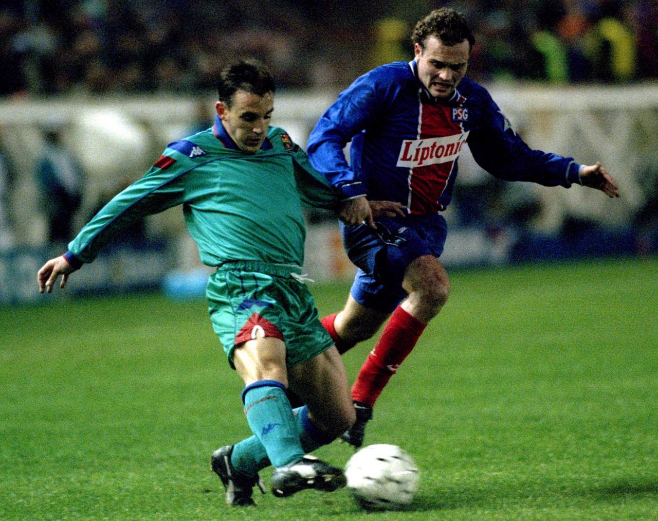 Vincent Guérin au duel avec le Barcelonais Albert Ferrer au Parc des Princes. [STR New]