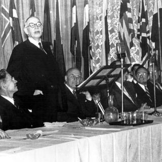 L'économiste John Maynard Keynes prend la parole lors de la Conférence de Bretton Woods en juillet 1944.