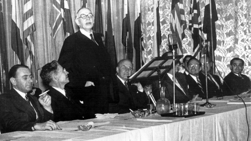 L'économiste John Maynard Keynes prend la parole lors de la Conférence de Bretton Woods en juillet 1944.