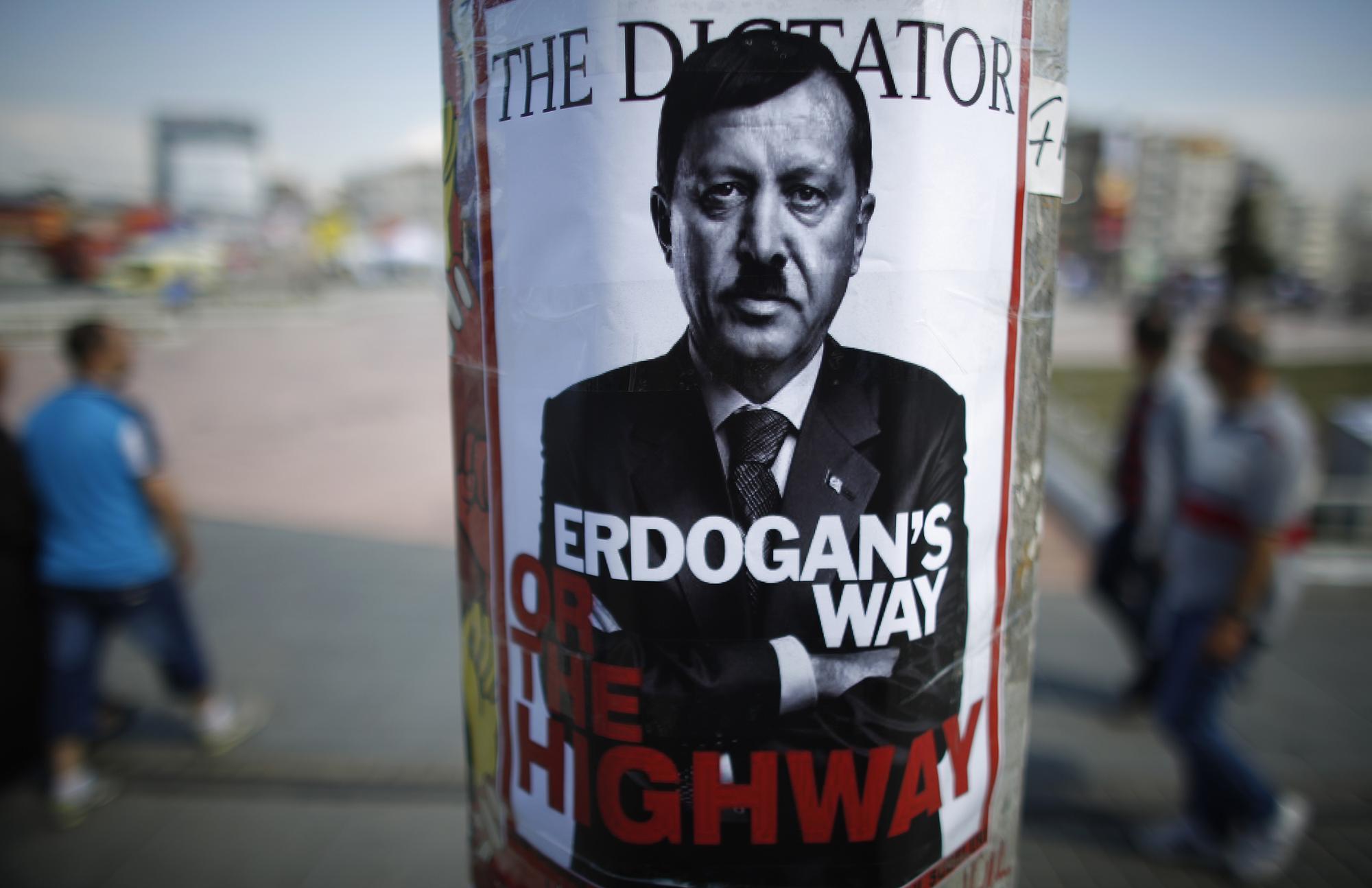 Une affiche dépeignant le Premier ministre turc Erdogan comme un dictateur sur la place Taksim, mercredi 5 juin 2013. [REUTERS - REUTERS/Stoyan Nenov]