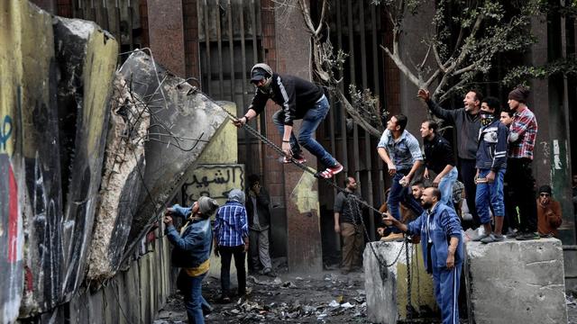 Les manifestants égyptien ont tenté de détruire un mur construit pour les empêcher de rejoindre le Parlement, près de la place Tahrir. [Hussein Tallal]