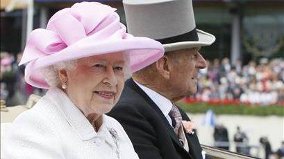 La reine et le prince Philip lors d'une course équestre en août 2011. [AP Photo]