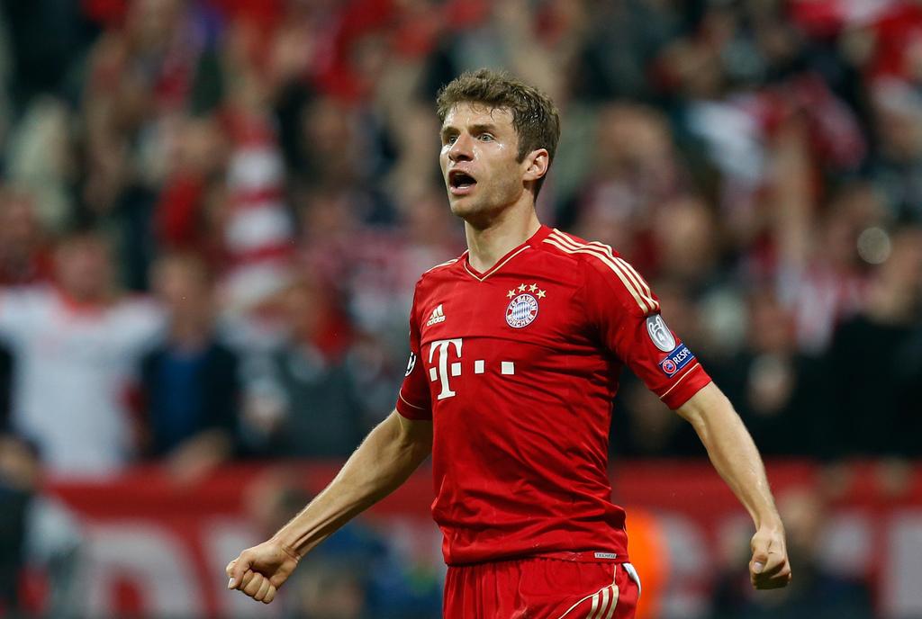 Thomas Müller est porté aux nues après son remarquable match face au Barça. [KEYSTONE - Matthias Schrader]