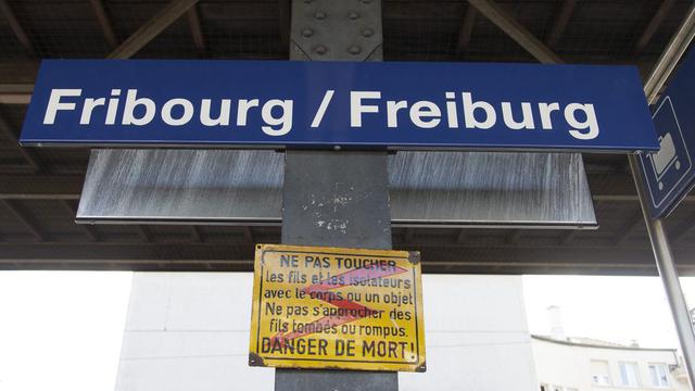 La gare de Fribourg annonce la ville en deux langues. [Peter Klaunzer]