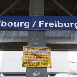La gare de Fribourg annonce la ville en deux langues. [Peter Klaunzer]