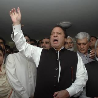 Nawaz Sharif a remporté les législatives du 11 mai 2013. Chef de l'opposition depuis de longues années, il était devenu pour la première fois Premier ministre en 1990. Après avoir laissé le pouvoir à Benazir Bhutto durant 3 ans, il était redevenu chef du gouvernement en 1997 avant d'être renversé par Pervez Musharraf en 1999. [Syed Mujtaba]