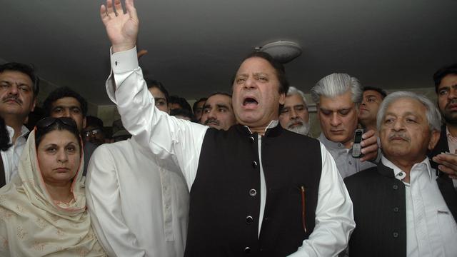 Nawaz Sharif a remporté les législatives du 11 mai 2013. Chef de l'opposition depuis de longues années, il était devenu pour la première fois Premier ministre en 1990. Après avoir laissé le pouvoir à Benazir Bhutto durant 3 ans, il était redevenu chef du gouvernement en 1997 avant d'être renversé par Pervez Musharraf en 1999. [Syed Mujtaba]