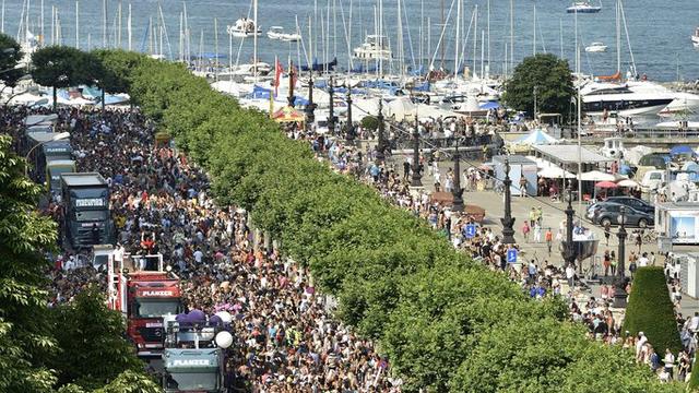 Beau temps et musique électronique étaient au menu de cette 17e Lake Parade à Genève. [Martial Trezzini]