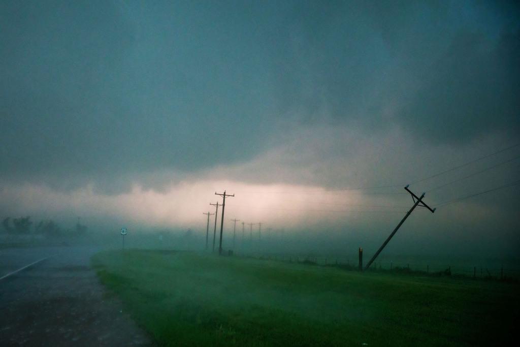 Deux semaines après une première série de tornades qui ont fait plus de 20 morts, l'Etat d'Oklahoma subit de nouvelles violentes intempéries. [KEYSTONE - AP Photo/The World-Herald, Chris Machian]