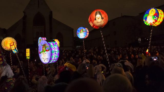 A 04h00 lundi matin, les lumière se sont éteintes et les cliques ont commencé à défiler. [Georgios Kefalas]