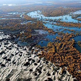 La chaîne de montagnes du Tianshan au Xinjiang, en Chine. Elle propose des caractéristiques uniques de géographie physique et des panoramas de grande beauté, des montagnes aux formes spectaculaires, des pics coiffés de glaciers et des canyons à fond rouge. [Unesco - WNH of Xianjiang Uygur]